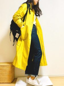 イエロースプリングコートを着用している女性の画像