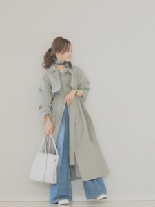 グリーンスプリングコートにワイドパンツを着用した女性の画像