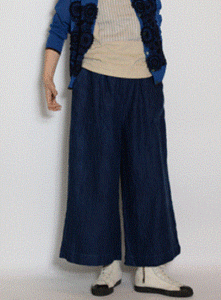 隕石家族で羽田美智子が着用しているパンツのブランド参考画像